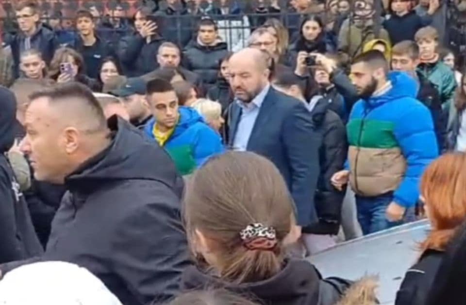 Napad na maloletne učenike Karlovačke gimnazije od strane odbornika i gradonačelnika Sremskih Karlovaca za vreme petnaestominutnog pomena